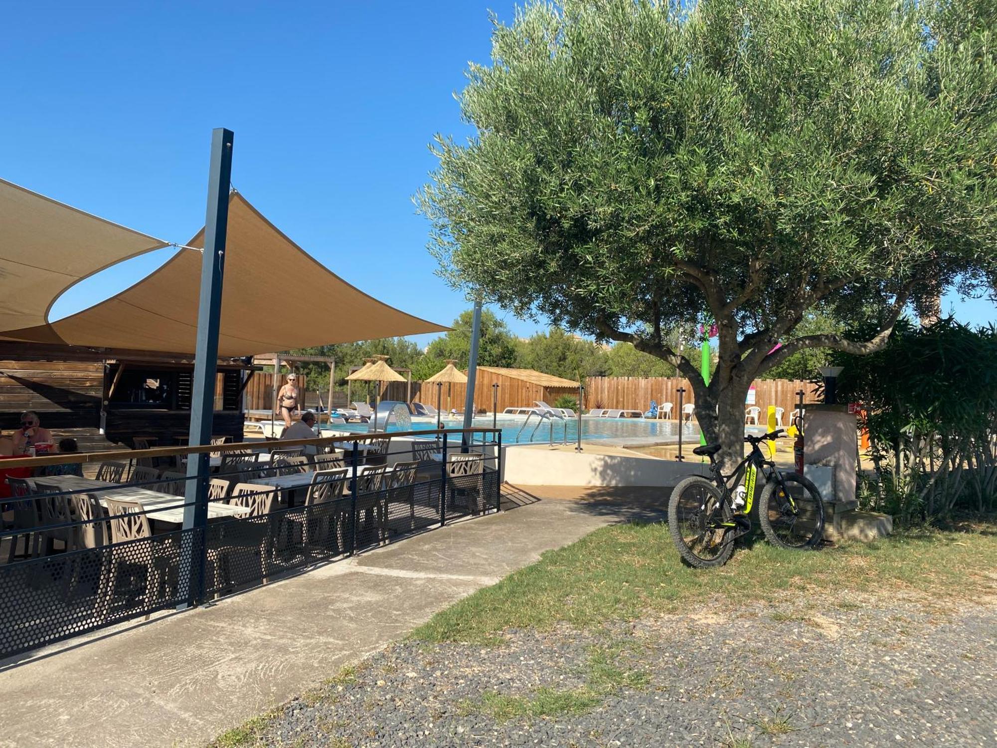 Camping Les Amandiers Castelnau-de-Guers Exterior foto